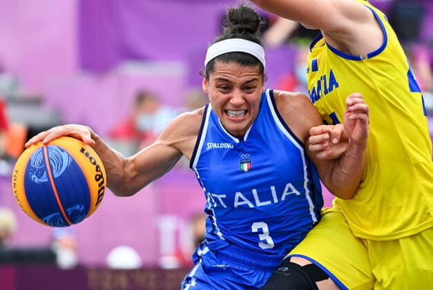 (210725) -- TOKYO, July 25, 2021 -- Raelin D Alie (L) of Italy competes during the pool round of women s 3X3 basketball compeition between Romania and Italy at the Aomi Urban Sports Park in Tokyo, Japan, July 25, 2021. ) (TOKYO2020)JAPAN-TOKYO-OLY-3x3 BASKETBALL-WOMEN S POOL ROUND ZhangxXiaoyu 