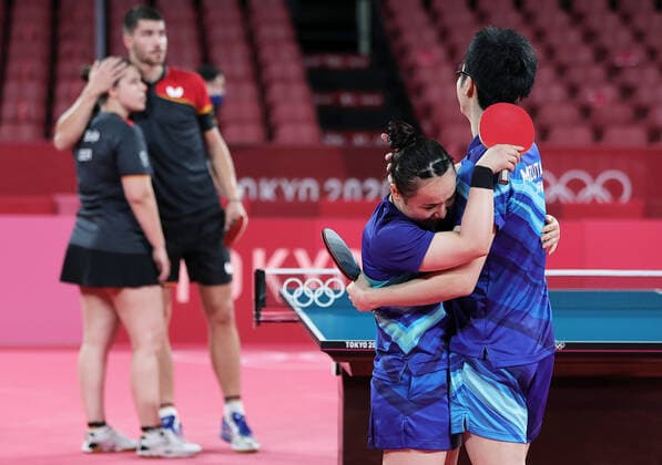 Bilder des Jahres 2021, Sport 07. Juli Sport Themen der Woche KW29 Sport Bilder des Tages (210725) -- TOKYO, July 25, 2021 -- Mizutani Jun (1st R) Ito Mima (2nd R) of Japan celebrate after Table tennis, Tischtennis mixed doubles quarterfinal against Patrick Franziska Petrissa Solja of Germany at the Tokyo 2020 Olympic Games, Olympische Spiele, Olympia, OS in Tokyo, Japan, July 25, 2021. ) (TOKYO2020) XHTP-JAPAN-TOKYO-OLY-TABLE TENNIS-MIXED DOUBLES WangxDongzhen 