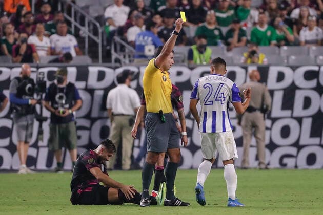 GLENDALE, AZ - JULY 24: The referee gives Honduras forward Roger Rojas (24) a yellow card during the Concacaf Gold Cup quarterfinal soccer game between Mexico and Honduras on July 24, 2021 at State Farm Stadium in Glendale, Arizona. (Photo by Kevin Abele Icon Sportswire) SOCCER: JUL 24 Concacaf Gold Cup Quarterfinal - Mexico v Honduras Icon210724037