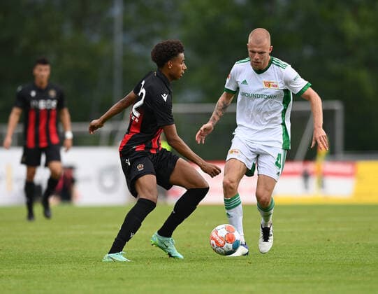 Fussball, Herren, Saison 2021 2022, Testspiel in Imst (Österreich), 1. FC Union Berlin - OGC Nizza, v. l. Calvin Stengs (OGC Nizza), Rick van Drongelen (1. FC Union Berlin), 24.07. 2021, Copyright: xMatthiasxKochx