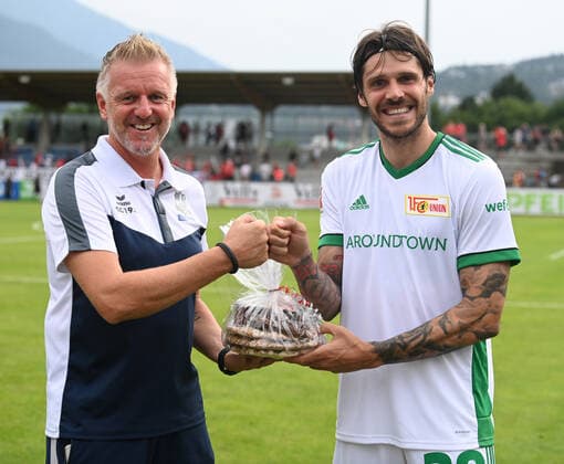 Fussball, Herren, Saison 2021 2022, Testspiel in Imst (Österreich), 1. FC Union Berlin - OGC Nizza, v. l. Martin Schneebauer (Club Management SC Imst) überreichte Christopher Trimmel (1. FC Union) nach dem Spiel Tiroler Spezialitäten, 24.07. 2021, Copyright: xMatthiasxKochx