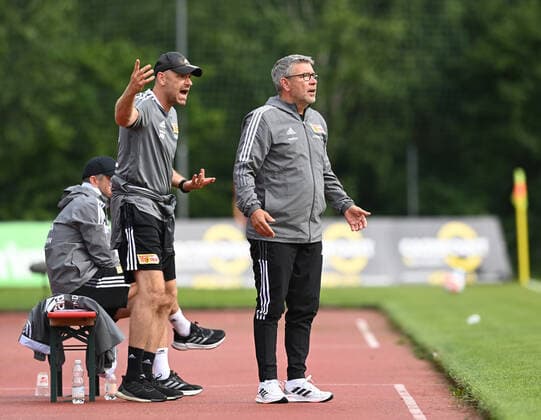 Fussball, Herren, Saison 2021 2022, Testspiel in Imst (Österreich), 1. FC Union Berlin - OGC Nizza (2:0), v. l. Co-Trainer Markus Hoffmann (1. FC Union), Trainer Urs Fischer (1. FC Union), 24.07. 2021, Copyright: xMatthiasxKochx