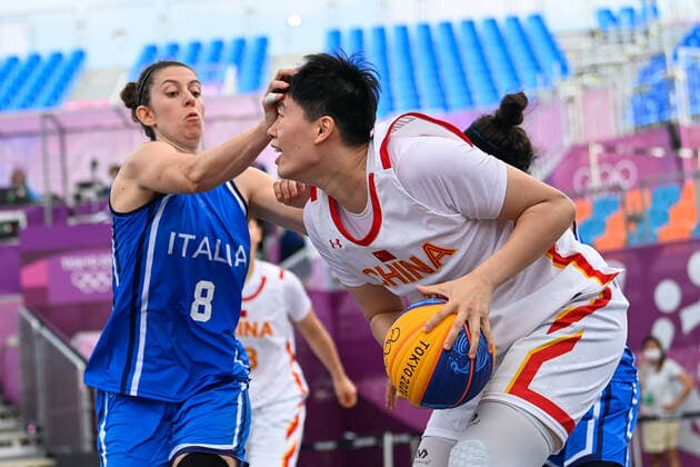 (210725) -- TOKYO, July 25, 2021 -- Zhang Zhiting (R) of China competes during the women s 3x3 basketball pool round match between China and Italy at the Aomi Urban Sports Park in Tokyo, Japan, July 25, 2021. ) (TOKYO2020)XHTP-JAPAN-TOKYO-OLY-3x3 BASKETBALL-WOMEN S POOL ROUND ZhangxXiaoyu 