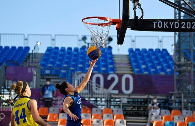 (210725) -- TOKYO, July 25, 2021 -- Kelsey Plum (R) of the United states goes for a lay up during the women s 3x3 basketball pool round match between Romania and the United states at the Aomi Urban Sports Park in Tokyo, Japan, July 25, 2021. ) (TOKYO2020)JAPAN-TOKYO-OLY-3x3 BASKETBALL-WOMEN S POOL ROUND ZhangxXiaoyu 