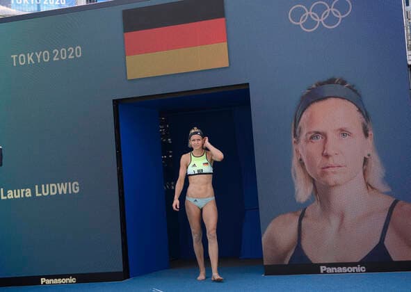 Laura LUDWIG (GER) , Vorstellung, Begruessung, Beachvolleyball Frauen, Vorrunde, Tanja HUBERLI (Hueberli, Hüberli) Nina BETSCHART (SUI) - Laura LUDWIG Margareta KOZUCH (GER) 2:1 im Shiokaze Park, am 24.07.2021 Olympische Sommerspiele 2020, vom 23.07. - 08.08.2021 in Tokio Japan.