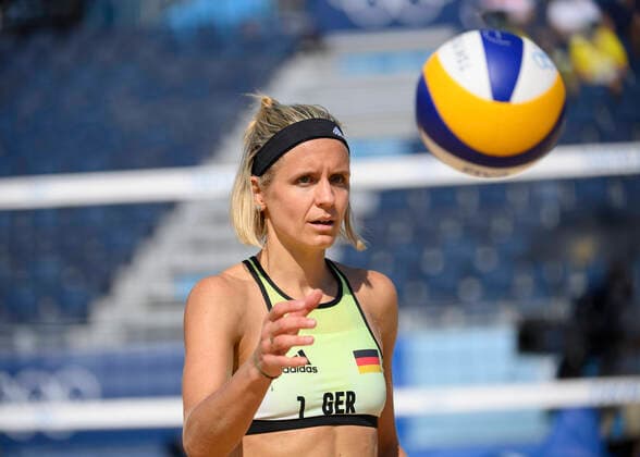 Laura LUDWIG (GER), Einzelaktion mit Ball, Aktion, Beachvolleyball Frauen, Vorrunde, Tanja HUBERLI (Hueberli, Hüberli) Nina BETSCHART (SUI) - Laura LUDWIG Margareta KOZUCH (GER) 2:1 im Shiokaze Park, am 24.07.2021 Olympische Sommerspiele 2020, vom 23.07. - 08.08.2021 in Tokio Japan.
