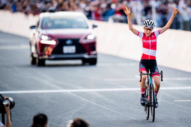 Bilder des Jahres 2021, Sport 07. Juli Tokio 2020 im Jahr 2021, Rückblick: Olympische Highlights Sport Themen der Woche KW29 Sport Bilder des Tages Austrian Anna Kiesenhofer celebrates as she crosses the finish line to win the women s cycling road race, on the third day of the Tokyo 2020 Olympic Games, Olympische Spiele, Olympia, OS with finish at the Fuji Speedway, in Gotenba, Tokyo, Japan on Sunday 25 July 2021. The postponed 2020 Summer Olympics are taking place from 23 July to 8 August 2021. JASPERxJACOBS  x3045560x