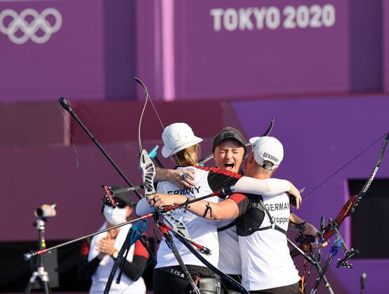 Bilder des Jahres 2021, Sport 07. Juli Sport Themen der Woche KW29 Sport Bilder des Tages (210725) -- TOKYO, July 25, 2021 -- Team members of Germany celebrates after the bronze medal match of the women s team of archery at Yumenoshima Park Archery Field in Tokyo, Japan, July 25, 2021. ) (TOKYO2020)JAPAN-TOKYO-OLY-ARCHERY-WOMEN S TEAM-BRONZE MEDAL LixGang 