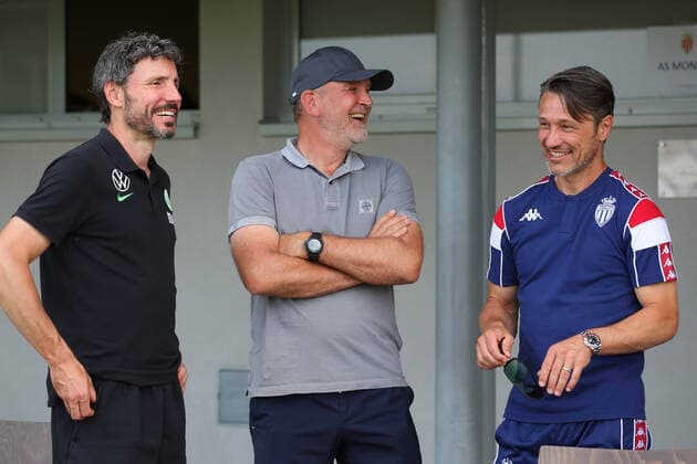 VfL vs. AS Monaco, Trainigslager, Testspiel Unterpremstätten, 24.07.2021, FUßBALL - VfL Wolfsburg vs. AS Monaco, Testspiel, Sommertrainingslager, 1. Bundesliga, Saison 2021 22. Bild zeigt: Cheftrainer Mark van Bommel (VfL Wolfsburg), Geschäftsführer Jörg Schmadtke (VfL Wolfsburg), Cheftrainer Niko Kovac (AS Monaco) Bad Waltersdorf *** VfL vs AS Monaco, training camp, test match Unterpremstätten, 24 07 2021, FOOTBALL VfL Wolfsburg vs AS Monaco, test match, summer training camp, 1 Bundesliga, season 2021 22 Picture shows head coach Mark van Bommel VfL Wolfsburg , managing director sport Jörg Schmadtke VfL Wolfsburg , head coach Niko Kovac AS Monaco Bad Waltersdorf