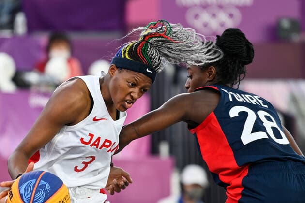 Sport Bilder des Tages (210725) -- TOKYO, July 25, 2021 -- Stephanie Mawuli (L) of Japan competes during the women s 3x3 basketball pool round match between Japan and France at the Aomi Urban Sports Park in Tokyo, Japan, July 25, 2021. ) (TOKYO2020)XHTP-JAPAN-TOKYO-OLY-3x3 BASKETBALL-WOMEN S POOL ROUND ZhangxXiaoyu 