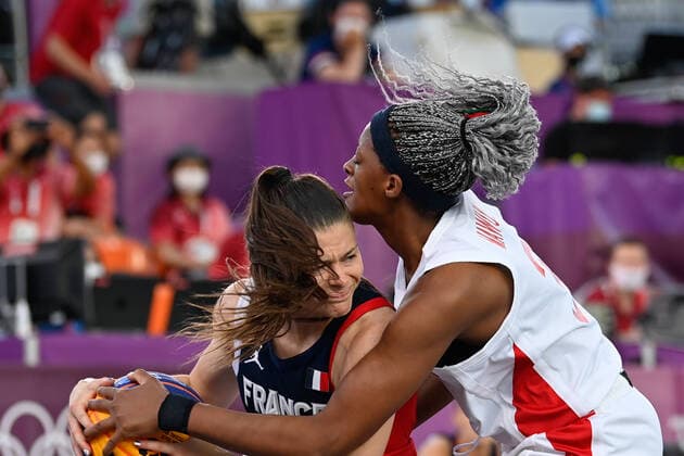 (210725) -- TOKYO, July 25, 2021 -- Stephanie Mawuli (R) of Japan competes during the women s 3x3 basketball pool round match between Japan and France at the Aomi Urban Sports Park in Tokyo, Japan, July 25, 2021. ) (TOKYO2020)JAPAN-TOKYO-OLY-3x3 BASKETBALL-WOMEN S POOL ROUND ZhangxXiaoyu 