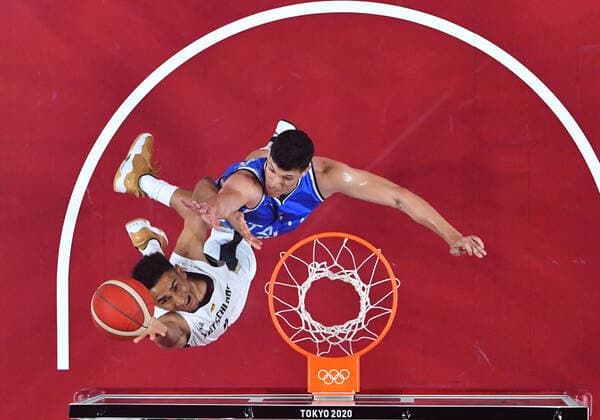 Bilder des Jahres 2021, Sport 07. Juli Sport Themen der Woche KW29 Sport Bilder des Tages (210725) -- TOKYO, July 25, 2021 -- Maodo Lo (L) of Germany lays up during the men s basketball pool round match between Germany and Italy in Tokyo, Japan, July 25, 2021. ) (TOKYO2020)XHTP-JAPAN-TOKYO-OLY-BASKETBALL-MEN S POOL ROUND MengxYongmin 