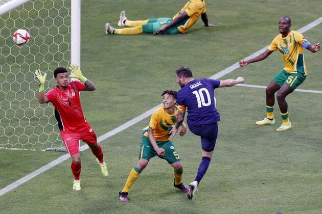 Tokio 2020 im Jahr 2021, Fußball, Herren, Frankreich - Südafrika Tokyo Olympics: Football Andre-Pierre Gignac (10) scores France s second goal against South Africa during the second half of their Tokyo Olympic men s football Group A match on July 25, 2021, at Saitama Stadium near Tokyo.  A14AA0000754373P