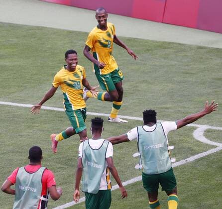 Tokio 2020 im Jahr 2021, Fußball, Herren, Frankreich - Südafrika Tokyo Olympics: Football Kobamelo Kodisang (18) of South Africa celebrates with teammates after opening the scoring in the second half of a Tokyo Olympic men s football Group A match against France on July 25, 2021, at Saitama Stadium near Tokyo.  A14AA0000754379P