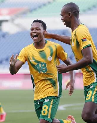 Tokio 2020 im Jahr 2021, Fußball, Herren, Frankreich - Südafrika Tokyo Olympics: Football Kobamelo Kodisang (18) of South Africa celebrates with teammate Evidence Makgopa (9) after opening the scoring in the second half of a Tokyo Olympic men s football Group A match against France on July 25, 2021, at Saitama Stadium near Tokyo.  A14AA0000754383P