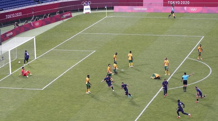 Tokio 2020 im Jahr 2021, Fußball, Herren, Frankreich - Südafrika Tokyo Olympics: Football South African players (yellow) look dejected after France s Teji Savanier scored the winner in the final minutes of their Tokyo Olympic men s football Group A match on July 25, 2021, at Saitama Stadium near Tokyo.  A14AA0000754389P