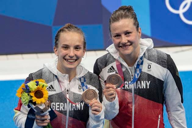 Bilder des Jahres 2021, Sport 07. Juli Tokio 2020 im Jahr 2021, Rückblick: Olympische Highlights Sport Themen der Woche KW29 Sport Bilder des Tages Lena HENTSCHEL (GER, l.) und Tina PUNZEL (GER, 3. Platz, Bronze, Bronzemedaille) zeigen ihre Medaillen, Siegerehrung, Blumen; Synchronspringen Frauen, 3 m Brett, Finale am 25.07.2021; Olympische Sommerspiele 2020, vom 23.07. - 08.08.2021 in Tokio Japan. *** Lena HENTSCHEL GER, l and Tina PUNZEL GER, 3 place, bronze, bronze medal show their medals, award ceremony, flowers synchronized diving women, 3 m board, final on 25 07 2021 Olympic Summer Games 2020, from 23 07 08 2021 in Tokyo Japan