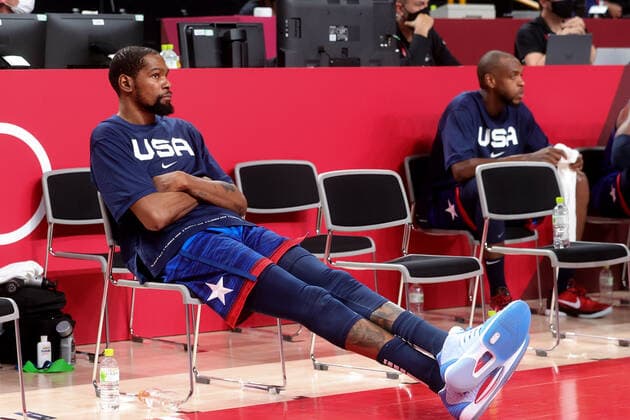 Tokio 2020 im Jahr 2021, Basketball, Herren, Frankreich - USA TOKYO, JAPAN - JULY 25: Kevin Durant of Team United States on the bench during the Men s Basketball Preliminary Round Group A - Match 4 between France and USA on Day 2 of the Tokyo 2020 Olympic Games, Olympische Spiele, Olympia, OS at Saitama Super Arena on July 25, 2021 in Tokyo, Japan. (Photo by Pete Dovgan Speed Media Icon Sportswire) OLYMPICS: JUL 25 Olympics Tokyo 2020 Icon2107250241