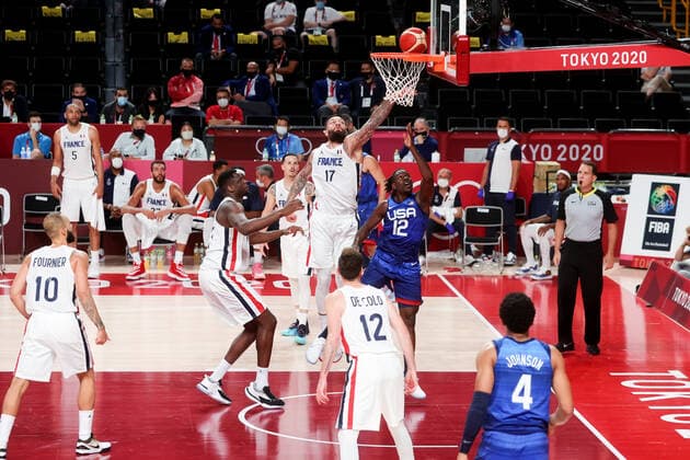 Tokio 2020 im Jahr 2021, Basketball, Herren, Frankreich - USA TOKYO, JAPAN - JULY 25: Jrue Holiday of Team United States has a shot during the Men s Basketball Preliminary Round Group A - Match 4 between France and USA on Day 2 of the Tokyo 2020 Olympic Games, Olympische Spiele, Olympia, OS at Saitama Super Arena on July 25, 2021 in Tokyo, Japan. (Photo by Pete Dovgan Speed Media Icon Sportswire) OLYMPICS: JUL 25 Olympics Tokyo 2020 Icon2107250274