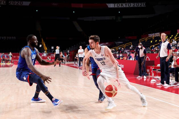Tokio 2020 im Jahr 2021, Basketball, Herren, Frankreich - USA TOKYO, JAPAN - JULY 25: Nando de Colo of Team France controls the ball during the Men s Basketball Preliminary Round Group A - Match 4 between France and USA on Day 2 of the Tokyo 2020 Olympic Games, Olympische Spiele, Olympia, OS at Saitama Super Arena on July 25, 2021 in Tokyo, Japan. (Photo by Pete Dovgan Speed Media Icon Sportswire) OLYMPICS: JUL 25 Olympics Tokyo 2020 Icon2107250301