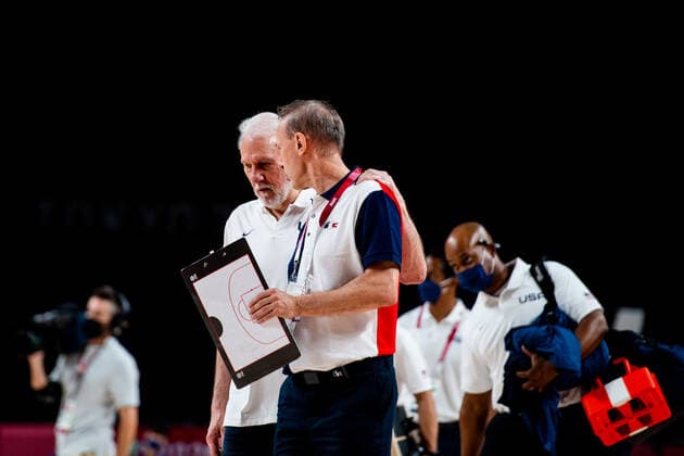 210725 Gregg Popovich, head coach of USA, and Vincent Collet, head coach of France, after the basketball game between France and USA during day 2 of the Tokyo 2020 Olympic Games, Olympische Spiele, Olympia, OS on July 25, 2021 in Tokyo. Photo: Jon Olav Nesvold BILDBYRAN COP 217 JE0005 basket basketball olympic games olympics os ol olympiska spel olympiske leker tokyo2020 tokyo 2020 tokyo-os tokyo-ol bbeng frankrike frankriket france usa united states Copyright: JONxOLAVxNESVOLD BB210725JE046