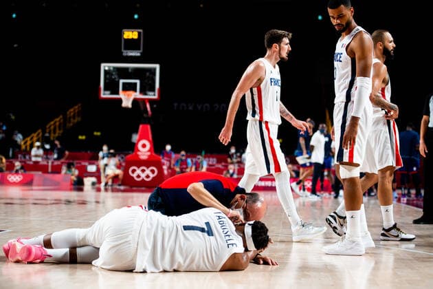 210725 Guerschon Yabusele of France with an injury in the basketball game between France and USA during day 2 of the Tokyo 2020 Olympic Games, Olympische Spiele, Olympia, OS on July 25, 2021 in Tokyo. Photo: Jon Olav Nesvold BILDBYRAN COP 217 JE0005 basket basketball olympic games olympics os ol olympiska spel olympiske leker tokyo2020 tokyo 2020 tokyo-os tokyo-ol bbeng frankrike frankriket france usa united states Copyright: JONxOLAVxNESVOLD BB210725JE063