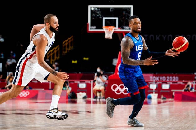 210725 Evan Fournier of France and Damian Lillard of USA compete in the basketball game between France and USA during day 2 of the Tokyo 2020 Olympic Games, Olympische Spiele, Olympia, OS on July 25, 2021 in Tokyo. Photo: Jon Olav Nesvold BILDBYRAN COP 217 JE0005 basket basketball olympic games olympics os ol olympiska spel olympiske leker tokyo2020 tokyo 2020 tokyo-os tokyo-ol bbeng frankrike frankriket france usa united states Copyright: JONxOLAVxNESVOLD BB210725JE075