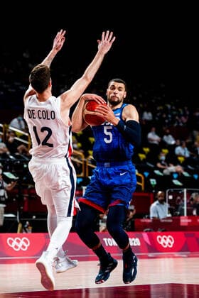 210725 Nando de Colo of France and Zachary Lavine of USA compete in the basketball game between France and USA during day 2 of the Tokyo 2020 Olympic Games, Olympische Spiele, Olympia, OS on July 25, 2021 in Tokyo. Photo: Jon Olav Nesvold BILDBYRAN COP 217 JE0005 basket basketball olympic games olympics os ol olympiska spel olympiske leker tokyo2020 tokyo 2020 tokyo-os tokyo-ol bbeng frankrike frankriket france usa united states Copyright: JONxOLAVxNESVOLD BB210725JE093