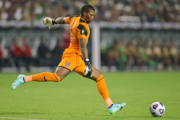 GLENDALE, AZ - JULY 24: Honduras goalkeeper Luis Lopez (22) kicks the ball in action during the CONCACAF Gold Cup quarterfinals match between Mexico and Honduras on July 24, 2021 at State Farm Stadium in Glendale, AZ. (Photo by Robin Alam Icon Sportswire) SOCCER: JUL 24 Concacaf Gold Cup Quarterfinal - Mexico v Honduras Icon164210724065