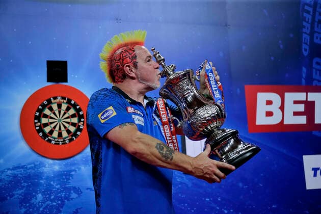 Bilder des Jahres 2021, Sport 07. Juli Sport Themen der Woche KW29 Sport Bilder des Tages 25th July 2021, Empress Ballroom Winter Gardens Blackpool, Lancashire, England; 2021 PDC Betfred World Matchplay Darts; Day Nine; Peter Wright (SCO) holds aloft the World Matchplay trophy after his 18-9 game victory over Dimitri Van den Bergh (BEL)  ActionPlus12308791 AlanxMartin