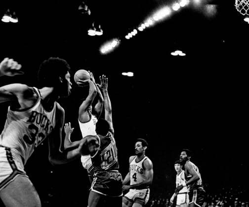 February 23, 1971, Milwaukee, Wisconsin, USA: LEW ALCINDOR, left, who changed his name to KAREEM ABDUL-JABBAR at the end of the season, watches as OSCAR ROBERTSON take a shot for the Milwaukee Bucks in their game against the San Francisco Warriors in Milwaukee February 23, 1971. The Bucks won the game 108-107, and went on to win their only NBA, Basketball Herren, USA championship until 2021. The Bucks 4 is GREG SMITH. 21 for the Warriors is RON WILLIAMS. NICK JONES is far right for the Warriors. Milwaukee USA - ZUMAh154 19710223_znp_h154_001 Copyright: xMarkxHertzbergx