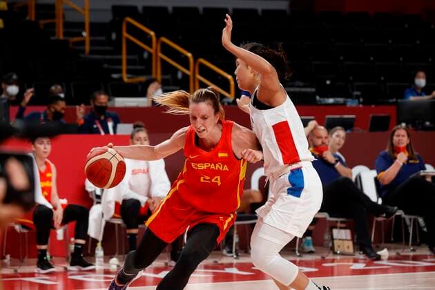 Spain s Laura Gil (L) in action against South Korea s Park Jihyun, during a match for Group A of women s basketball for the 2020 Olympic Games, Olympische Spiele, Olympia, OS at the Saitama Super Arena in Tokyo, Japan, 26 July 2021. 2020 Olympics Basketball: Spain vs South Korea !ACHTUNG: NUR REDAKTIONELLE NUTZUNG!  Copyright: xKaixFoesterlingx EVE1961 20210726-5a274d034425f55f1e66a3d3744fa6c415f44109