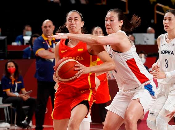 Spain s Maria Teresa Cazorla (L) in action against South Korea s Bae Hyeyoon, during a match for Group A of women s basketball for the 2020 Olympic Games, Olympische Spiele, Olympia, OS at the Saitama Super Arena in Tokyo, Japan, 26 July 2021. 2020 Olympics Basketball: Spain vs South Korea !ACHTUNG: NUR REDAKTIONELLE NUTZUNG!  Copyright: xKaixFoesterlingx EVE1941 20210726-1d9eb6fdd54ebdf16ae7bd73b90fabb5f5a6e4c8