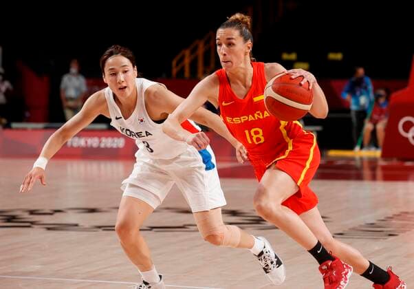 Spain s Queralt Casas (R) in action against South Korea s Kang Leeseul, during a match for Group A of women s basketball for the 2020 Olympic Games, Olympische Spiele, Olympia, OS at the Saitama Super Arena in Tokyo, Japan, 26 July 2021. 2020 Olympics Basketball: Spain vs South Korea !ACHTUNG: NUR REDAKTIONELLE NUTZUNG!  Copyright: xKaixFoesterlingx EVE1946 20210726-eebecec68cde261d0760599fc84099e8a3f6e379