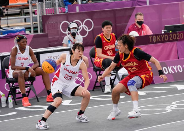 (210726) -- TOKYO, July 26, 2021 -- Japan s Yamamoto Mai (L) competes with China s Wang Lili at the 3x3 basketball women s pool round match at Tokyo 2020 Olympic Games, Olympische Spiele, Olympia, OS in Tokyo, Japan, July 26, 2021. ) (TOKYO2020)JAPAN-TOKYO-OLY-3X3 BASKETBALL-WOMEN ZhangxXiaoyu 