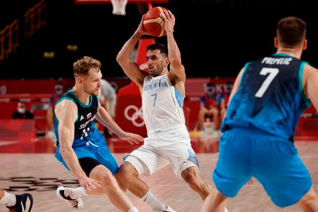 Argentina s Facundo Campazzo in action against Slovenia s Jaka Blazic (L) and Klemen Prepelic (R), during a match for Group C of men s basketball for the 2020 Olympic Games, Olympische Spiele, Olympia, OS at the Saitama Super Arena in Tokyo, Japan, 26 July 2021. 2020 Olympics Basketball: Argentina - Slovenia !ACHTUNG: NUR REDAKTIONELLE NUTZUNG!  Copyright: xKaixFoesterlingx EVE2140 20210726-9731ad9c61cd535388584412d08b0561d2b8fe23
