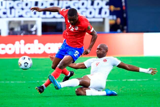 Joel Campbell (L) of Costa Rica vies for the ball with Kamal Miller of Canada during the Gold Cup quarter finals soccer match betwen Costa Rica and Canada at AT&T stadium in Arlington, USA 25 July 2021. Costa Rica vs. Canada !ACHTUNG: NUR REDAKTIONELLE NUTZUNG!  Copyright: xCARLOSxRAMÍREZx AMDEP7911 20210726-0387ccc0cbd1aa254ecc1f70c320a75dcec7f32e
