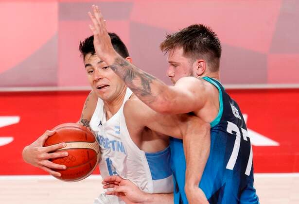 Argentina s Gabriel Deck (L) in action against Slovenia s Luka Doncic (R) during the match between Argentina and Slovenia for Group C of men s basketball for the 2020 Olympic Games, Olympische Spiele, Olympia, OS at the Saitama Super Arena in Tokyo, Japan, 26 July 2021. 2020 Olympics Basketball: Argentina - Slovenia !ACHTUNG: NUR REDAKTIONELLE NUTZUNG!  Copyright: xKaixFoesterlingx EVE2170 20210726-243e52e291bdeb9b79c1333b1f4f2d937d00286c