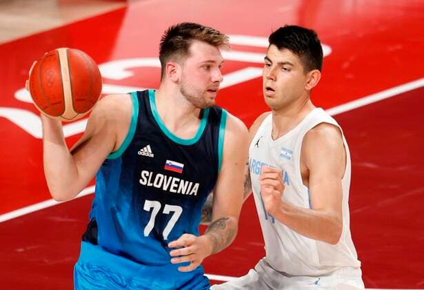 Argentina s Gabriel Deck (R) in action against Slovenia s Luka Doncic (L) during the match between Argentina and Slovenia for Group C of men s basketball for the 2020 Olympic Games, Olympische Spiele, Olympia, OS at the Saitama Super Arena in Tokyo, Japan, 26 July 2021. 2020 Olympics Basketball: Argentina - Slovenia !ACHTUNG: NUR REDAKTIONELLE NUTZUNG!  Copyright: xKaixFoesterlingx EVE2168 20210726-4565e98b7575ad4f717d0fe910929badfd0fe956