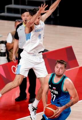 Argentina s Leandro Bolmaro (L) in action against Slovenia s Luka Doncic (R) during the match between Argentina and Slovenia for Group C of men s basketball for the 2020 Olympic Games, Olympische Spiele, Olympia, OS at the Saitama Super Arena in Tokyo, Japan, 26 July 2021. 2020 Olympics Basketball: Argentina - Slovenia !ACHTUNG: NUR REDAKTIONELLE NUTZUNG!  Copyright: xKaixFoesterlingx EVE2175 20210726-bc608b2f43a078648a231b78076ad8a6d9f95ae5