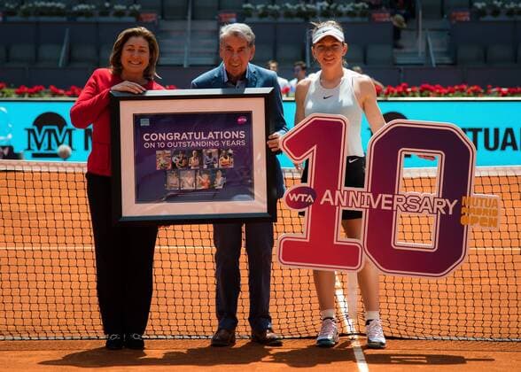 Mandatory Credit: Photo by Rob Prange Shutterstock (9664220ar) Simona Halep of Romania, Manolo Santana & Giulia Orlandi celebrate the tenth anniversary of the womens tournament at the 2018 Mutua Madrid Open Mutua Madrid Open tennis tournament, Spain - 06 May 2018 Mutua Madrid Open tennis tournament, Spain - 06 May 2018  Copyright: xRobxPrange Shutterstockx 9664220ar