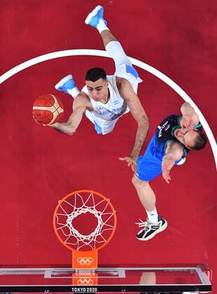(210726) -- TOKYO, July 26, 2021 -- Juan Pablo Vaulet (top) of Argentina goes for a layup during the men s basketball preliminary round match between Argentina and Slovenia at the Tokyo Olympic Games, Olympische Spiele, Olympia, OS in Tokyo, Japan, on July 26, 2021. ) (TOKYO2020)XHTP-JAPAN-TOKYO-OLY-BASKETBALL-MEN S PRELIMINARY MengxYongmin 