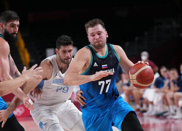 (210726) -- TOKYO, July 26, 2021 -- Luka Doncic (R) of Slovenia dribbles during the men s basketball preliminary round match between Argentina and Slovenia at the Tokyo Olympic Games, Olympische Spiele, Olympia, OS in Tokyo, Japan, on July 26, 2021. ) (TOKYO2020)JAPAN-TOKYO-OLY-BASKETBALL-MEN S PRELIMINARY MengxYongmin 