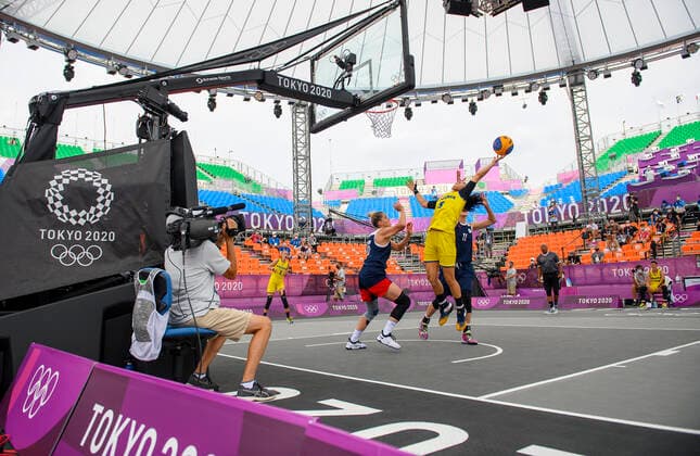 Sonia URSU (ROM), Aktion, Zweikampf, gegen Evgeniia FROLKINA (ROC), links, Rumaenien Romania (ROU) gegen Russian Olympic Committee ROC 12:21 3 x 3 Basketball der Frauen, Women s Pool Round, Aomi Urban Sports Park 26.07.2021 Olympische Sommerspiele 2020, vom 23.07. - 08.08.2021 in Tokio Japan.