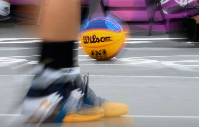 Basketball und Schuhe, verwischt, Feature, Symbolfoto, Randmotiv, Rumaenien Romania (ROU) gegen Russian Olympic Committee ROC 12:21 3 x 3 Basketball der Frauen, Women s Pool Round, Aomi Urban Sports Park 26.07.2021 Olympische Sommerspiele 2020, vom 23.07. - 08.08.2021 in Tokio Japan.
