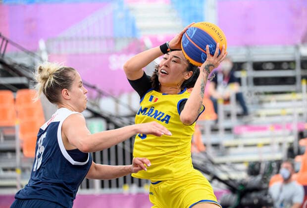 Sonia URSU (ROM), Aktion, Zweikampf, gegen Olga FROLKINA (ROC), links, Rumaenien Romania (ROU) gegen Russian Olympic Committee ROC 12:21 3 x 3 Basketball der Frauen, Women s Pool Round, Aomi Urban Sports Park 26.07.2021 Olympische Sommerspiele 2020, vom 23.07. - 08.08.2021 in Tokio Japan.