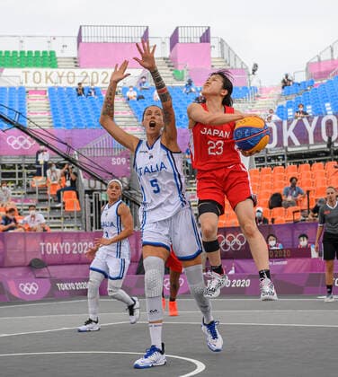 Marcelli FILIPPI (ITA), lijnks, gegen Mai YAMAMOTO (JPN), Aktion, Zweikampf, Italien (ITA) gegen Japan (JPN) 10:22 3 x 3 Basketball der Frauen, Women s Pool Round, Aomi Urban Sports Park 26.07.2021 Olympische Sommerspiele 2020, vom 23.07. - 08.08.2021 in Tokio Japan.