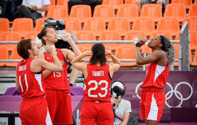 Trinkpause, Erfrischungspause, v.l. Mio SHINOZAKI (JPN), Risa NISHIOTA (JPN), Mai YAMAMOTO (JPN) und Stephanie MAWULI (JPN) Feature, Symbolfoto, Randmotiv, Italien (ITA) gegen Japan (JPN) 10:22 3 x 3 Basketball der Frauen, Women s Pool Round, Aomi Urban Sports Park 26.07.2021 Olympische Sommerspiele 2020, vom 23.07. - 08.08.2021 in Tokio Japan.