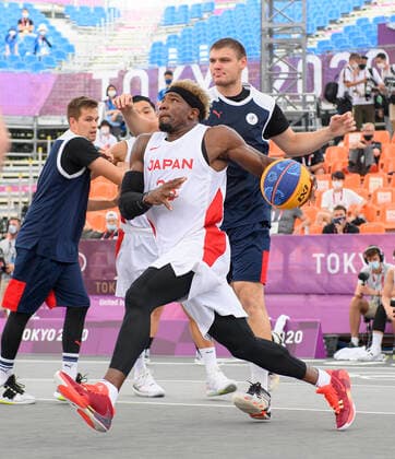Ira BROWN (JPN), Aktion, Zweikampf, gegen Ilia KARPENKOV (ROC) Japan (JPN) gegen Russian Olympic Committee ROC 16:19 3 x 3 Basketball der Maenner, Men s Pool Round, Aomi Urban Sports Park 26.07.2021 Olympische Sommerspiele 2020, vom 23.07. - 08.08.2021 in Tokio Japan.