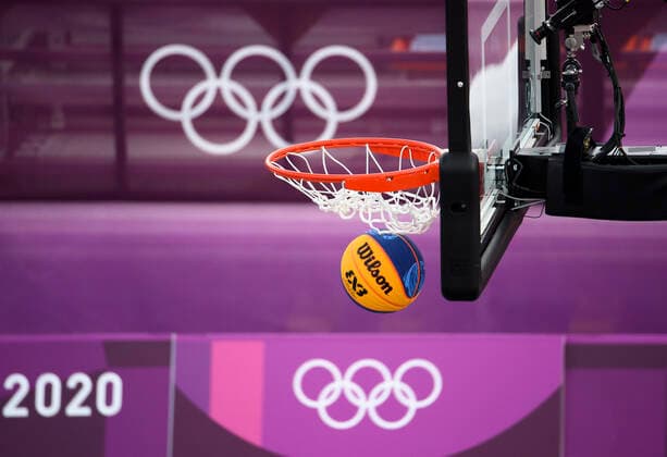 Ball im Korb, dahinter die olympischen Ringe, Feature, Symbolfoto, Randmotiv, Lettland Latvia (LAT) gegen Servien Serbia (SRB) 16:22 3 x 3 Basketball der Maenner, Men s Pool Round, Aomi Urban Sports Park 26.07.2021 Olympische Sommerspiele 2020, vom 23.07. - 08.08.2021 in Tokio Japan.